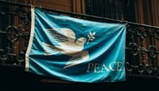 Ilustrasi, Wajah baru kolonialisme? Perspektif Marxisme memandang agenda lingkungan global sebagai alat tawar negara maju (Utara) untuk menghambat industrialisasi dan memperpanjang ketergantungan negara berkembang (Selatan). Dok: Istimerwa.