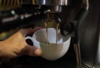 Ilustrasi, Satu biji kopi, ribuan ritual. Dari espresso Italia yang terburu-buru hingga fika Swedia yang santai, kopi adalah cerminan budaya. Dok: Istimewa.