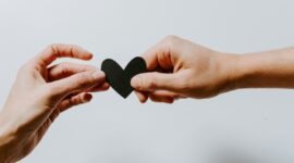 Ilustrasi, Bukan teman, tapi juga bukan pacar. Selamat datang di era situationship, hubungan abu-abu yang kini menjadi tren di kalangan anak muda. Dok: Istimewa.
