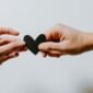 Ilustrasi, Bukan teman, tapi juga bukan pacar. Selamat datang di era situationship, hubungan abu-abu yang kini menjadi tren di kalangan anak muda. Dok: Istimewa.