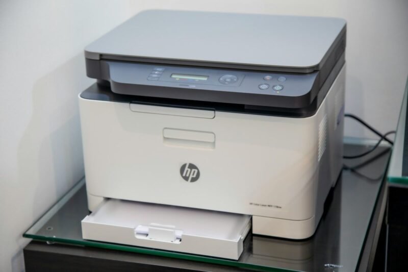 Ilustrasi, Beli printer murah, lalu kaget saat beli tintanya? Anda baru saja masuk ke dalam salah satu model bisnis paling cerdik di dunia. Dok: Istimewa.