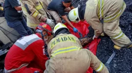 Ilustrasi, Petugas mengevakuasi jasad korban kebakaran. (Posnews)