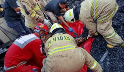 Rumah Terkunci Jadi Petaka, 5 Orang Sekeluarga Tewas Terbakar – Api dari Tiang Listrik