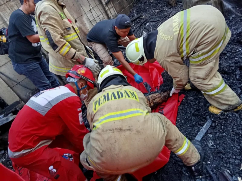 Ilustrasi, Petugas mengevakuasi jasad korban kebakaran. (Posnews)