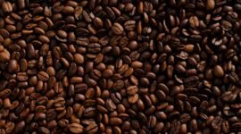 Ilustrasi, Dari cangkir berlogo ikonik hingga unggahan Instagram, kopi mahal telah menjadi simbol status baru. Inilah bagaimana teori 'Conspicuous Consumption' Thorstein Veblen menjelaskan fenomena ini. Dok: Istimewa.