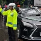 Petugas mengevakuasi mobil Lexus yang tertimpa pohon tumbang di Jalan Metro Pondok Indah, Jakarta Selatan. Dok: TMC PMJ