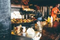 Ilustrasi, Dari Karbonara tanpa krim hingga Rendang kering, kita bedah mengapa perdebatan resep asli lebih panas dari dapurnya. Dok: Istimewa.