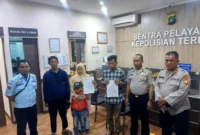 Petugas Polres Tanjung Priok membantu kepulangan keluarga asal Bandung yang kehabisan ongkos. Dok: Istimewa