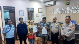 Petugas Polres Tanjung Priok membantu kepulangan keluarga asal Bandung yang kehabisan ongkos. Dok: Istimewa