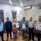 Petugas Polres Tanjung Priok membantu kepulangan keluarga asal Bandung yang kehabisan ongkos. Dok: Istimewa
