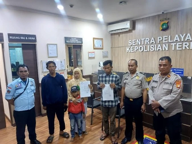 Petugas Polres Tanjung Priok membantu kepulangan keluarga asal Bandung yang kehabisan ongkos. Dok: Istimewa