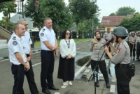 Delegasi Kepolisian Prancis dan Kepala Sepolwan Kombes Pol Melda Yanny berfoto bersama usai meninjau fasilitas pendidikan di Sepolwan Lemdiklat Polri, Jakarta. Dok: Polri