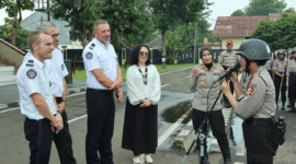 Delegasi Kepolisian Prancis dan Kepala Sepolwan Kombes Pol Melda Yanny berfoto bersama usai meninjau fasilitas pendidikan di Sepolwan Lemdiklat Polri, Jakarta. Dok: Polri
