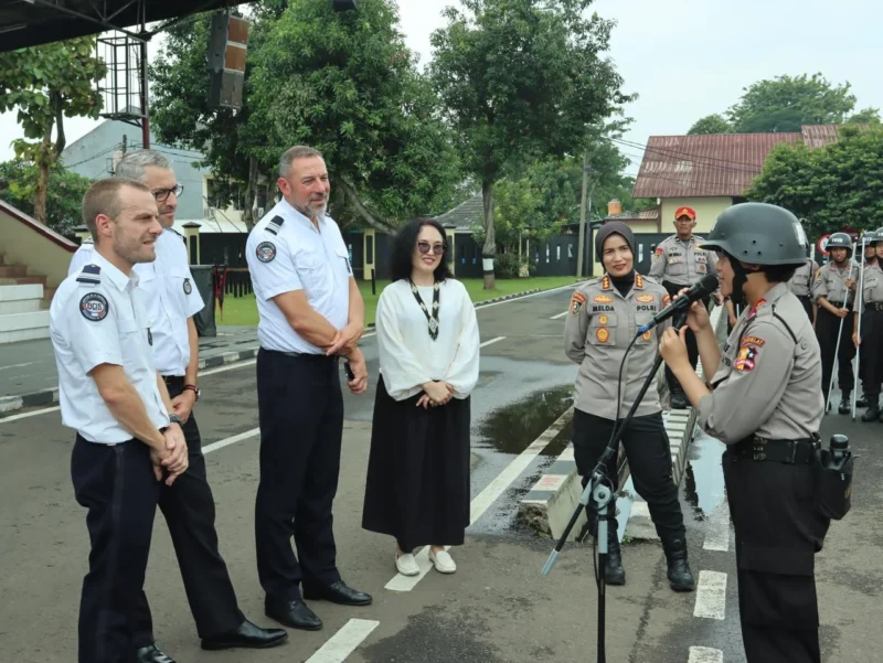 Delegasi Kepolisian Prancis dan Kepala Sepolwan Kombes Pol Melda Yanny berfoto bersama usai meninjau fasilitas pendidikan di Sepolwan Lemdiklat Polri, Jakarta. Dok: Polri