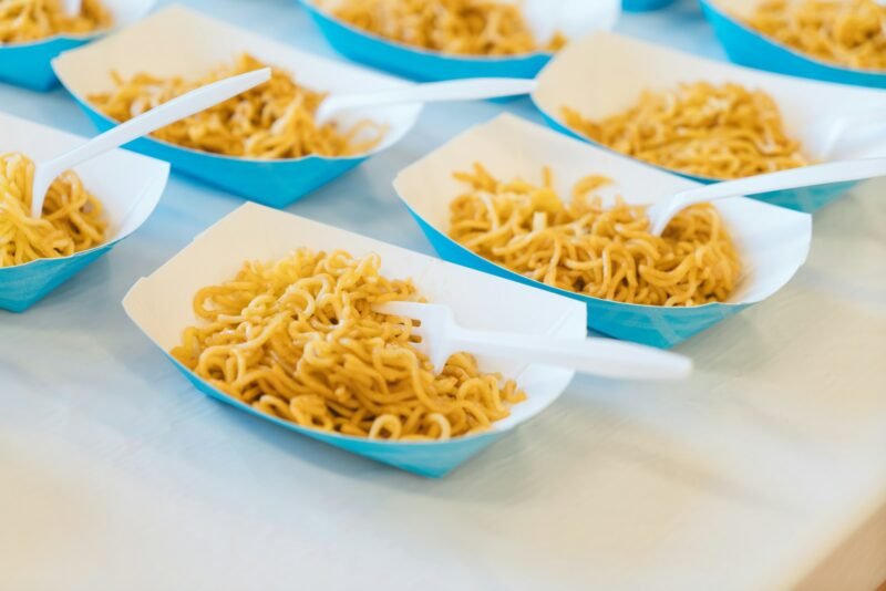 Ilustrasi, Dari penyelamat akhir bulan hingga duta bangsa non-resmi, Indomie lebih dari sekadar mi instan; ini adalah fenomena comfort food dan pengalaman budaya bersama. Dok: Istimewa.