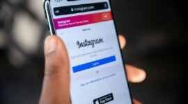 Ilustrasi, Dunia adalah panggung digital. Melalui teori Dramaturgi, Instagram bukan sekadar aplikasi berbagi foto, melainkan panggung teater tempat setiap individu memerankan versi terbaik dari diri mereka. Dok: Istimewa.