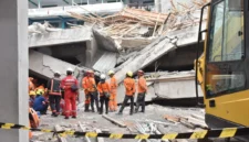 Petugas SAR evakuasi korban musala Ponpes Al Khoziny yang roboh di Sidoarjo. Dok: BNPB
