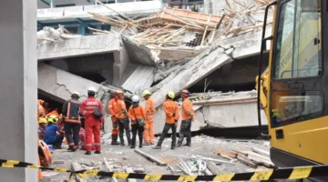 Petugas SAR evakuasi reruntuhan gedung Ponpes Al Khoziny Sidoarjo. Dok: BNPB
