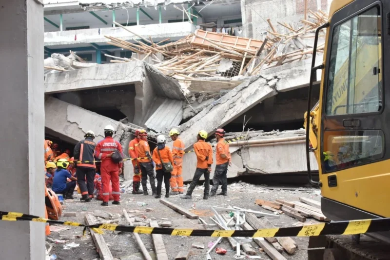 Petugas SAR evakuasi reruntuhan gedung Ponpes Al Khoziny Sidoarjo. Dok: BNPB
