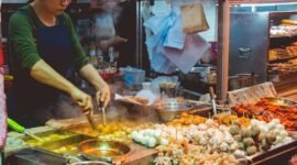 Ilustrasi, Dari nasi goreng tek-tek hingga sate, mengungkap misteri wok hei dan mengapa rasa otentik kaki lima sulit ditiru oleh restoran bintang lima. Dok: Istimewa.