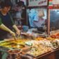 Ilustrasi, Dari nasi goreng tek-tek hingga sate, mengungkap misteri wok hei dan mengapa rasa otentik kaki lima sulit ditiru oleh restoran bintang lima. Dok: Istimewa.