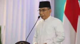 Ketua Umum PBNU Gus Yahya memberikan keterangan kepada media terkait kasus dugaan korupsi kuota haji yang menjerat Gus Yaqut. (Posnews/UGM)
