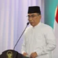 Ketua Umum PBNU Gus Yahya memberikan keterangan kepada media terkait kasus dugaan korupsi kuota haji yang menjerat Gus Yaqut. (Posnews/UGM)
