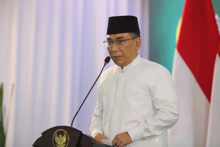 Ketua Umum PBNU Gus Yahya memberikan keterangan kepada media terkait kasus dugaan korupsi kuota haji yang menjerat Gus Yaqut. (Posnews/UGM)
