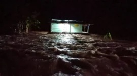 Tanggul di Perumahan Pondok Kacang Prima, Pondok Aren, Tangsel jebol pada Jumat malam. Air setinggi 30–65 cm menggenangi rumah warga dan merendam 180 KK. (BPBD)