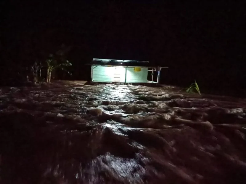 Tanggul di Perumahan Pondok Kacang Prima, Pondok Aren, Tangsel jebol pada Jumat malam. Air setinggi 30–65 cm menggenangi rumah warga dan merendam 180 KK. (BPBD)