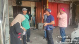 Unit Reskrim Polsek Koja melakukan olah TKP dan memburu pelaku. (Ist)