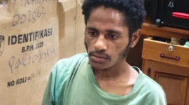Aparat mengamankan Iron Heluka, anggota KKB Papua yang terlibat berbagai aksi kriminal di Yahukimo. (Posnews/Ist)