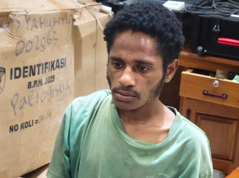 Aparat mengamankan Iron Heluka, anggota KKB Papua yang terlibat berbagai aksi kriminal di Yahukimo. (Posnews/Ist)