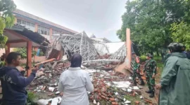 Bangunan kelas SMKN 1 Gunung Putri ambruk usai hujan deras, rangka besi berserakan. (Net)
