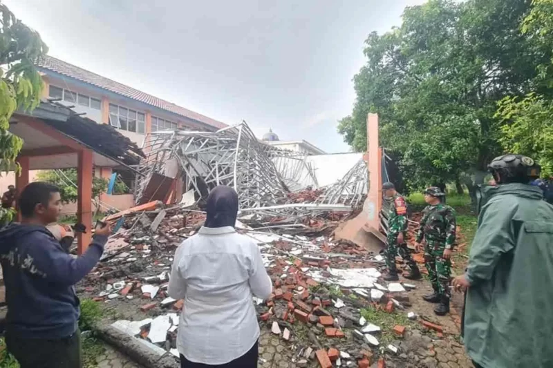 Bangunan kelas SMKN 1 Gunung Putri ambruk usai hujan deras, rangka besi berserakan. (Net)
