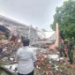 Bangunan kelas SMKN 1 Gunung Putri ambruk usai hujan deras, rangka besi berserakan. (Net)
