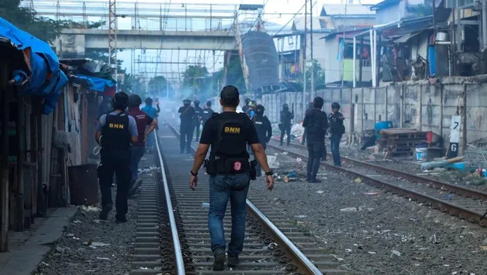 Petugas BNN dan Polri bersenjata lengkap menggerebek gudang sabu di Kampung Bahari, Jakarta Utara mendapat perlawanan, Jumat (7/11/2025).