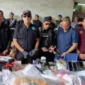 Personel gabungan TNI–Polri menyita sabu dan ganja dari rumah pelaku di Kampung Berlan. (Posnews/Ist)