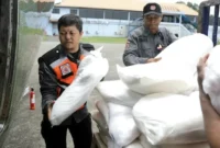 Pesawat Casa TNI AU menebar 1.600 kilogram garam dalam Operasi Modifikasi Cuaca untuk cegah banjir di Jakarta, 6 November 2025. (BPBD DKI Jakarta)