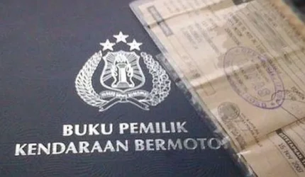 Petugas Samsat melayani wajib pajak kendaraan bermotor usai Pemprov DKI Jakarta mengumumkan program pemutihan denda PKB dan BBNKB periode 1 Juni hingga 31 Agustus 2026.