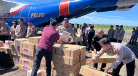Proses penurunan bantuan bencana banjir dan longsor dari pesawat Polri di Bandara Internasional Minangkabau. (Posnews/Ist)
