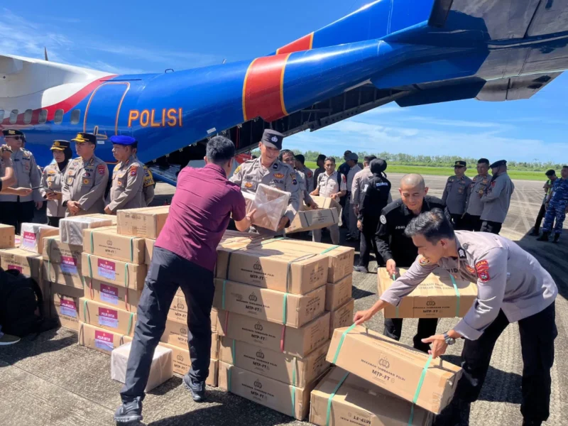 Proses penurunan bantuan bencana banjir dan longsor dari pesawat Polri di Bandara Internasional Minangkabau. (Posnews/Ist)
