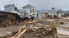 Petugas BNPB memantau data korban banjir dan longsor di Aceh, Sumatera Utara, dan Sumatera Barat.(Posnews/BPBD)
