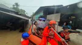 Petugas mengevakuasi korban banjir dan longsor di Tapanuli Tengah Sumatera Utara. (Posnews/BPBD)