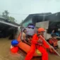 Petugas mengevakuasi korban banjir dan longsor di Tapanuli Tengah Sumatera Utara. (Posnews/BPBD)