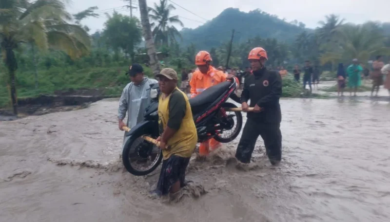 Akses jalan warga di Lumajang terputus akibat banjir lahar dingin Gunung Semeru, Rabu 5 November 2025. (BPBD Lumajang)