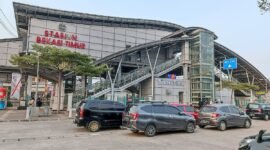 Ilustrasi, Kacau di Stasiun Bekasi Jumat pagi (7/11/2025). Gangguan operasional KRL di jalur stasiun memaksa KAI memberlakukan rekayasa operasi dan jalur bergantian, memicu penumpukan penumpang parah. Dok: Istimewa.