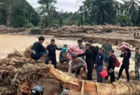 Petugas BNPB mengevakuasi warga terdampak banjir dan longsor di Aceh saat operasi tanggap darurat 2026. (Posnews/Ist)