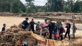Petugas BNPB mengevakuasi warga terdampak banjir dan longsor di Aceh saat operasi tanggap darurat 2026. (Posnews/Ist)