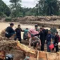 Petugas BNPB mengevakuasi warga terdampak banjir dan longsor di Aceh saat operasi tanggap darurat 2026. (Posnews/Ist)